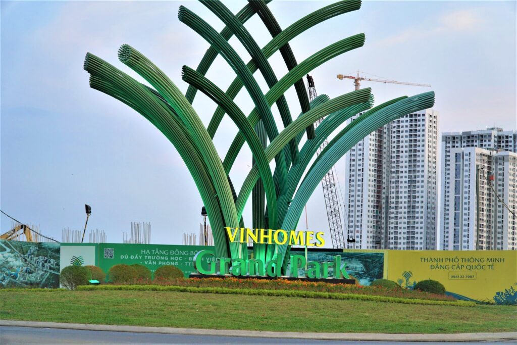 Cổng vào công trường Vinhomes Grand Park