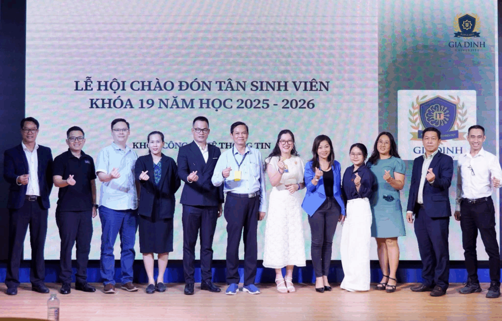 Ann Home chụp ảnh lưu niệm với các doanh nghiệp và nhà trường