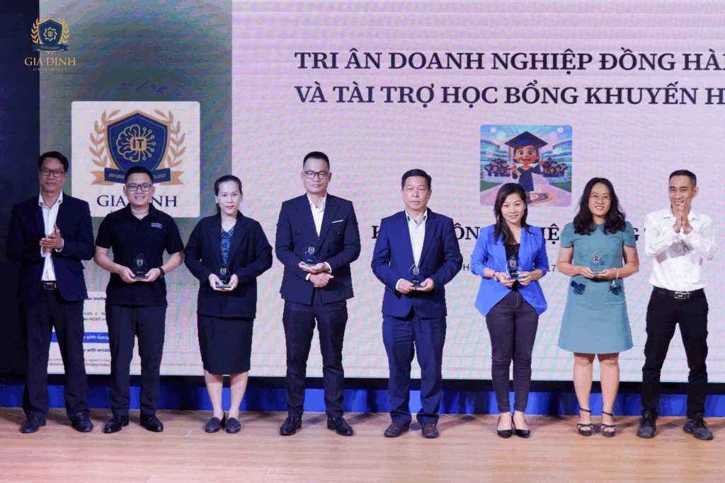 Ann Home nhận quà lưu niệm