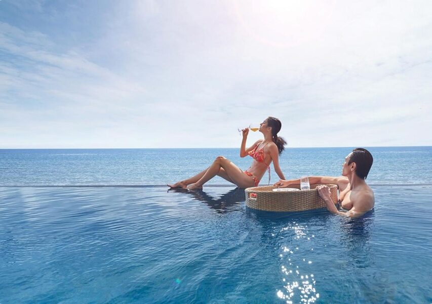 Hồ bơi tràn bờ tại La Tiên Villa