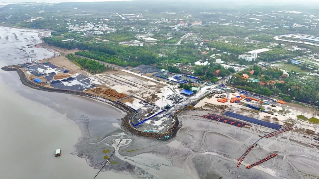 Giai đoạn đầu triển khai hạ tầng kỹ thuật ven biển tại Vinhomes Green Paradise
