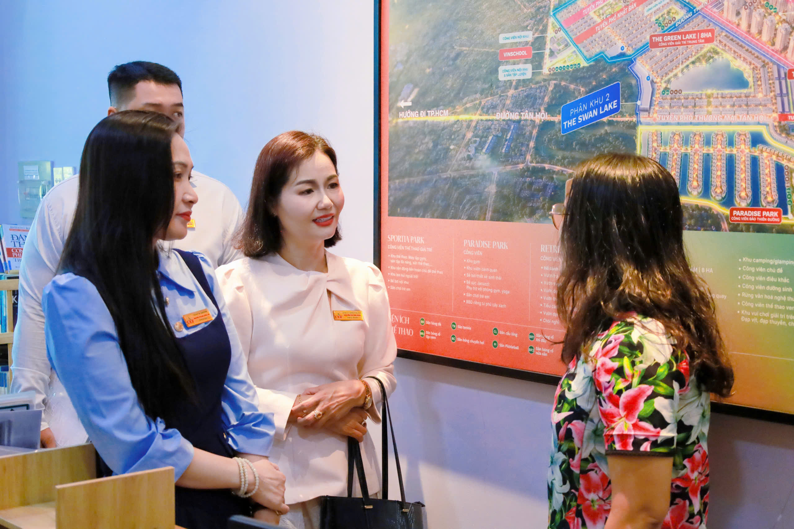 Đại diện lãnh đạo công ty đón tiếp các thầy cô trường UEF