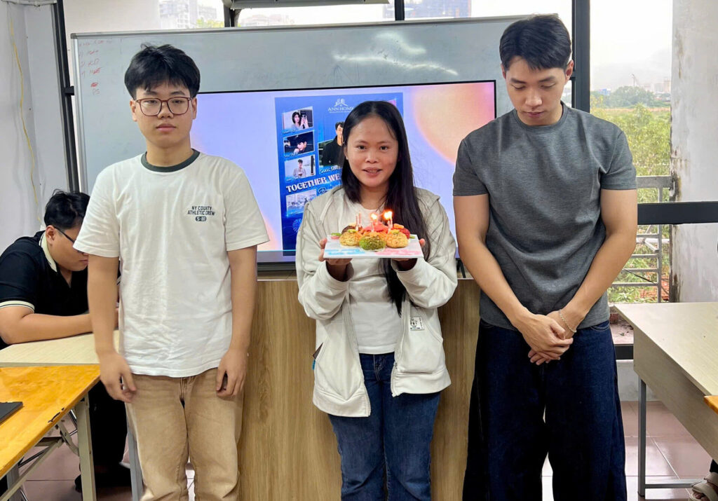 Khoảnh khắc ấm áp khi các thành viên cùng gửi lời chúc mừng sinh nhật