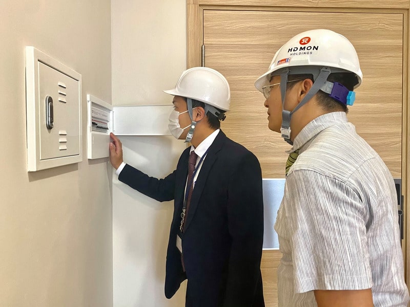 Các kỹ sư đang kiểm tra hệ thống điện