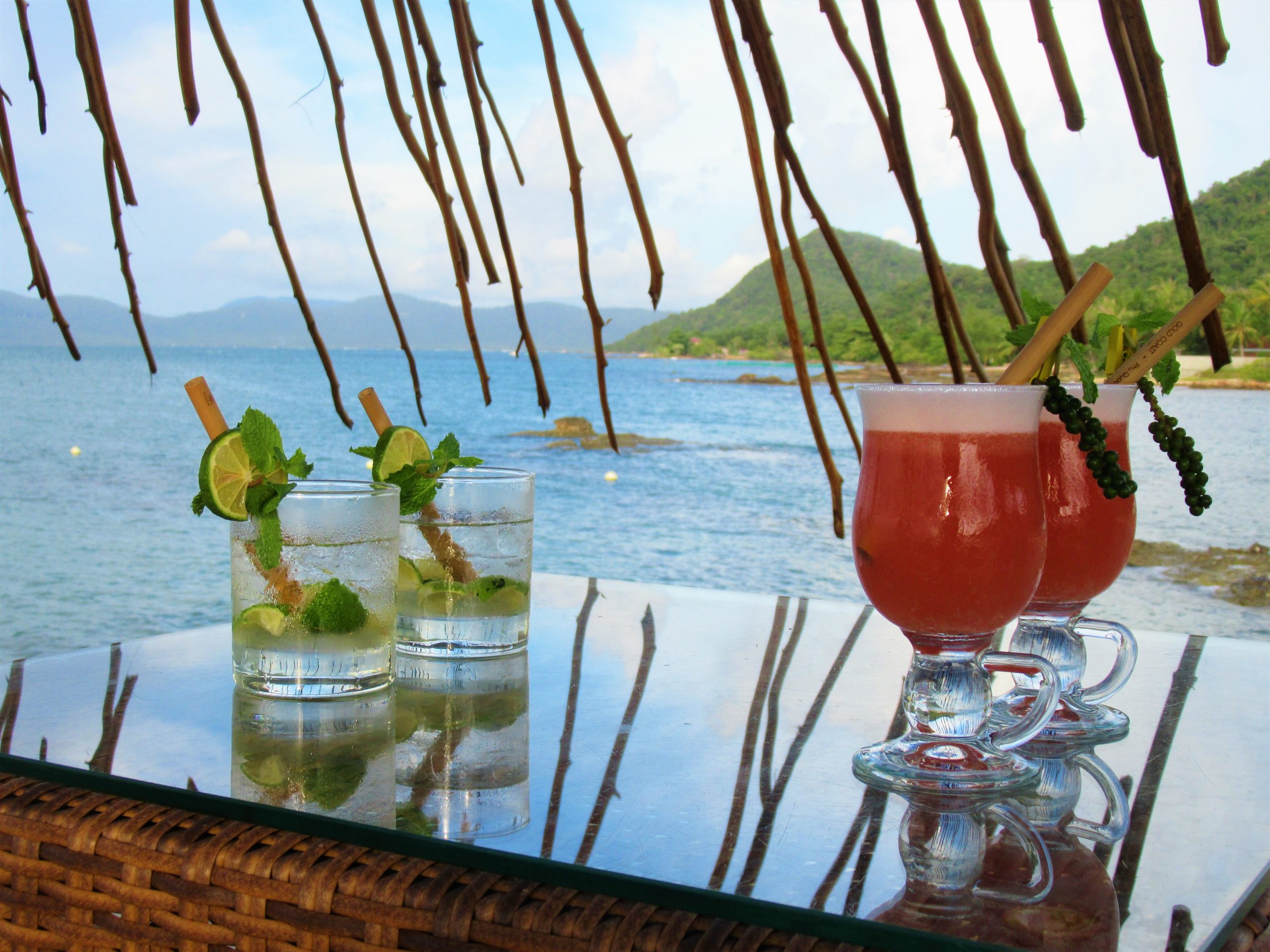 Khi hương biển chạm tới ly cocktail nhiệt đới