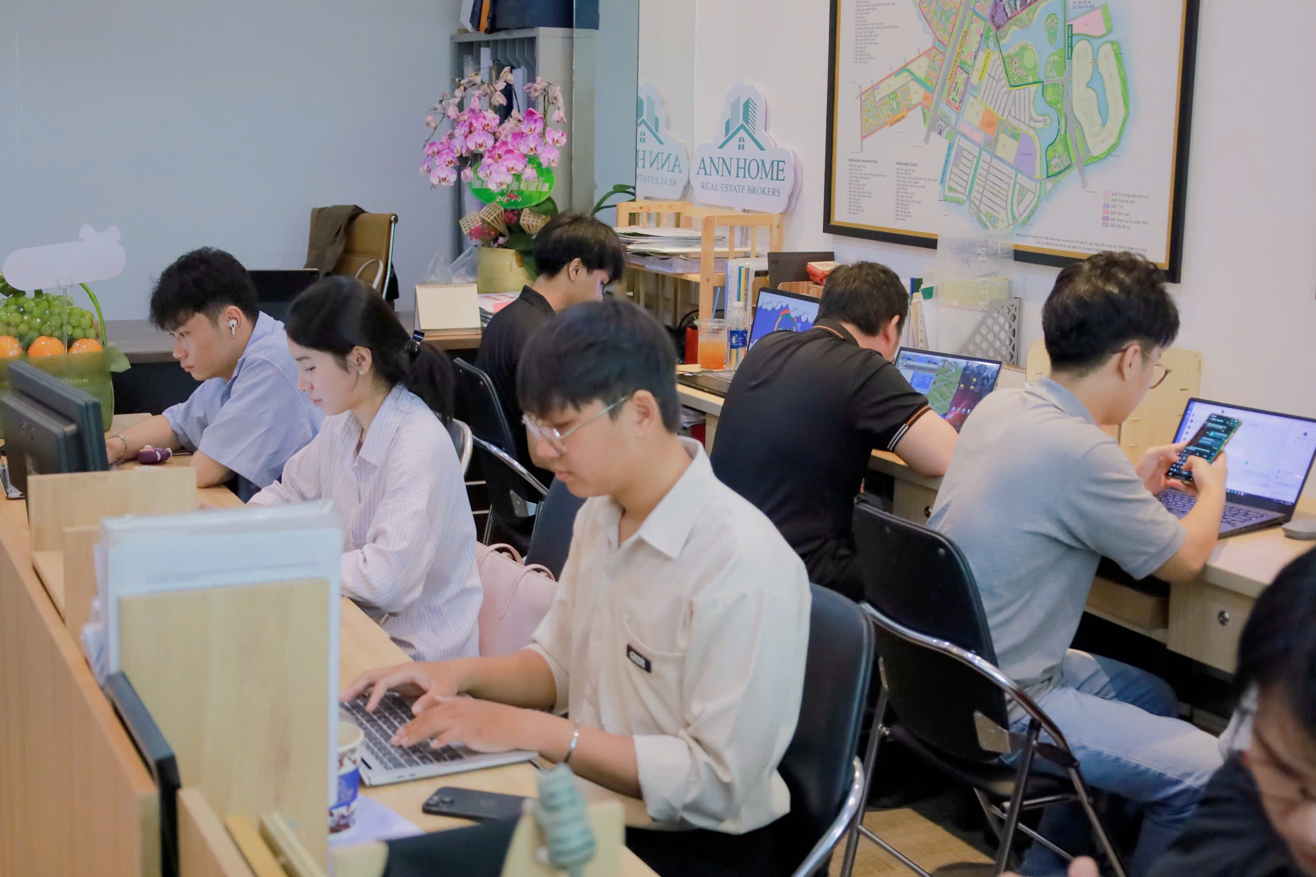 Thực tập sinh UEF trong kỳ thực tập tại Ann Home