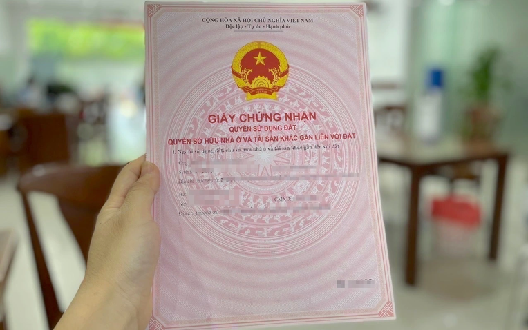 Giấy chứng nhận là một trong những giấy tờ người mua cần quan tâm khi kiểm tra quyền sử dụng đất và quyền sở hữu tài sản.