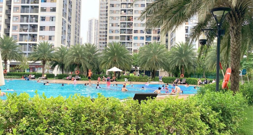 Marina Pool rộng khoảng 650 m², góp phần tạo nên không gian thư giãn và vận động cho cư dân The Beverly