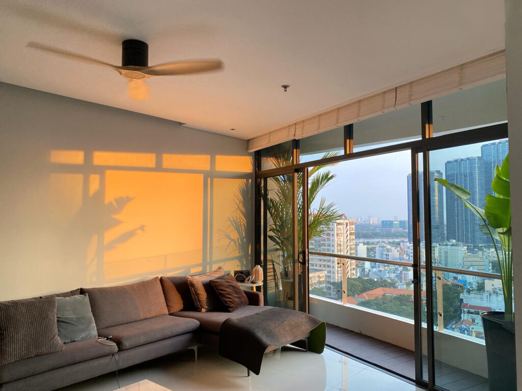 Ánh sáng tự nhiên giúp không gian căn hộ thông thoáng và tạo cảm giác dễ chịu trong sinh hoạt hằng ngày